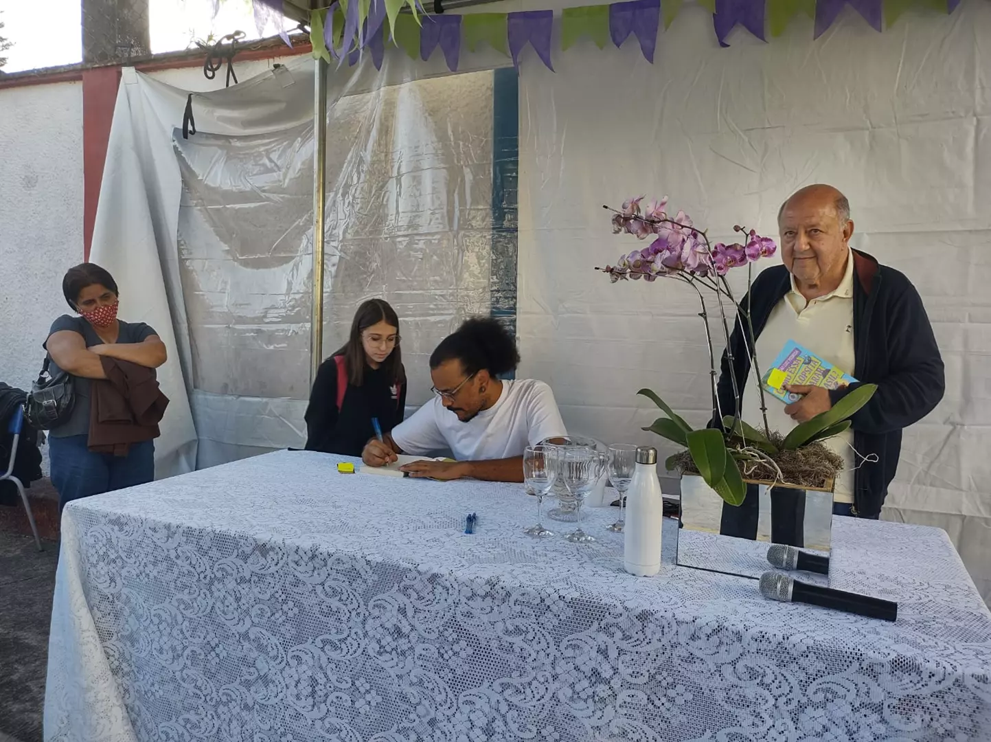 Tarde de autógrafos com João Luiz marca abertura da FLIF 2022 em Santos Dumont